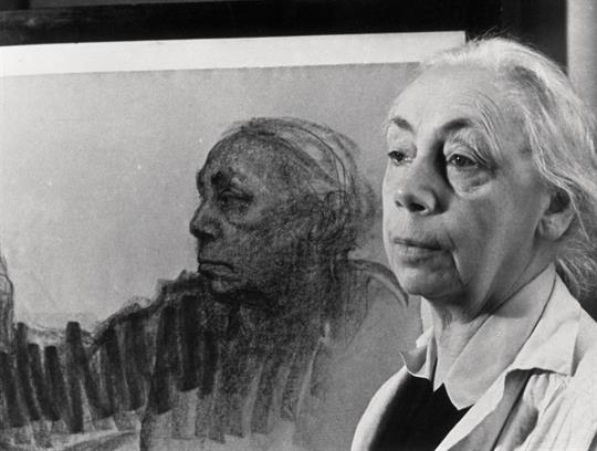 1935년 자신의 자화상 앞에 서 있는 케테 콜비츠
