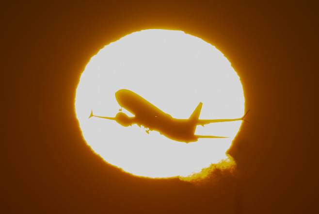 인천 중구 인천국제공항에서 비행기가 떠오르는 해를 등지고 힘차게 날아오르고 있다. 인천=임세준 기자