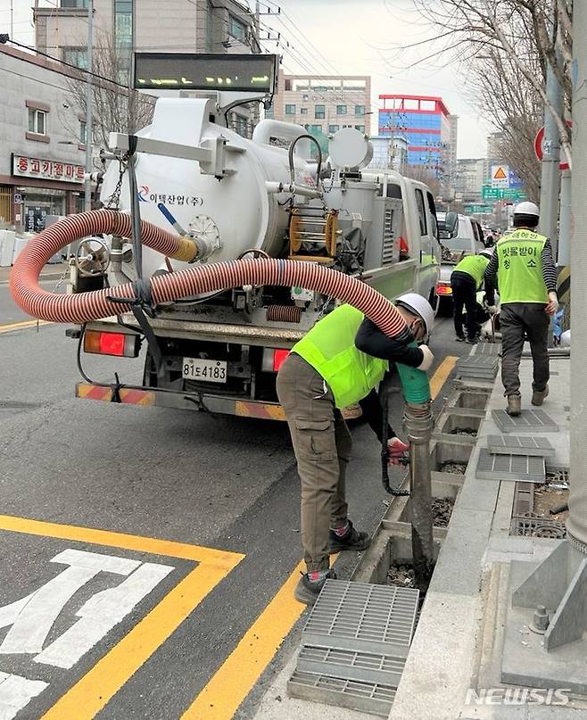 [서울=뉴시스]영등포구가 빗물받이 전용 흡입준설 차량을 활용해 빗물받이를 청소하고 있다.