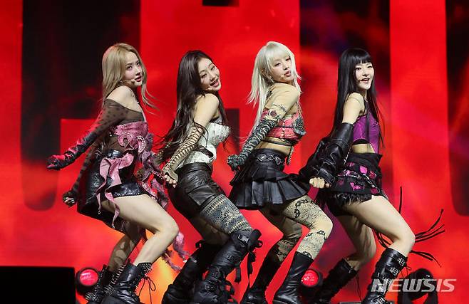 [서울=뉴시스] 김혜진 기자 = 그룹 키스오브라이프(KISS OF LIFE)가 3일 오후 서울 광진구 예스24 라이브홀에서 열린 첫 번째 싱글앨범 '미다스 터치(Midas Touch)' 발매 기념 쇼케이스에서 무대를 선보이고 있다. 2024.04.03. jini@newsis.com