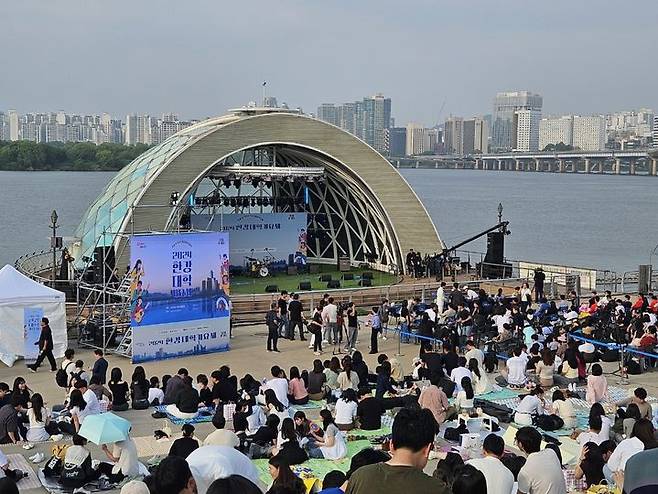 [서울=뉴시스] 이태성 기자 = 비교적 선선한 토요일인 25일 서울 영등포구 여의도 한강공원은 나들이를 나온 시민들로 붐볐다. 사진은 이날 서울 영등포구 여의도 한강공원 물빛무대에서 진행된 '2024 한강대학가요제'. 2024.05.25. taesung1121@newsis.com *재판매 및 DB 금지