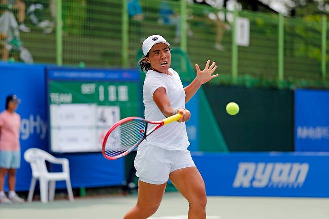 장한나가 25일 2024 국제테니스연맹(ITF) NH농협은행 국제여자테니스투어대회 단식 4강전에서 강력한 스트로크를 날리고 있다. 테니스코리아