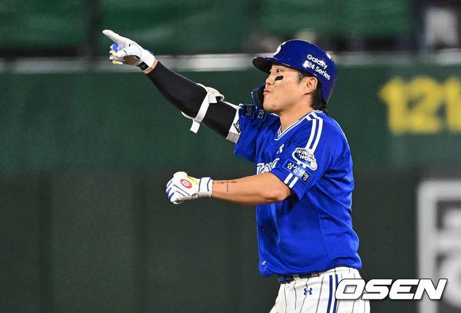 [OSEN=부산, 이석우 기자]삼성 라이온즈 류지혁이 6회초 2사 만루 우익수 앞 2타점 안타를 치고 환호하고 있다. 2024.05.24 / foto0307@osen.co.kr