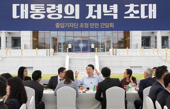 윤석열 대통령이 24일 서울 용산 대통령실 청사 잔디마당에서 열린 '대통령의 저녁 초대' 출입기자단 초청 만찬 간담회에서 참석자들과 대화하고 있다. 대통령실 제공