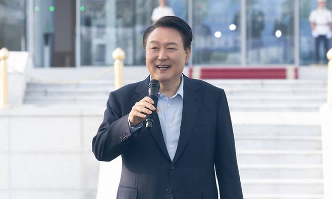 윤석열 대통령이 24일 서울 용산 대통령실 잔디마당에서 열린 `출입기자단 초청 만찬간담회'에서 발언하고 있다. 대통령실 제공