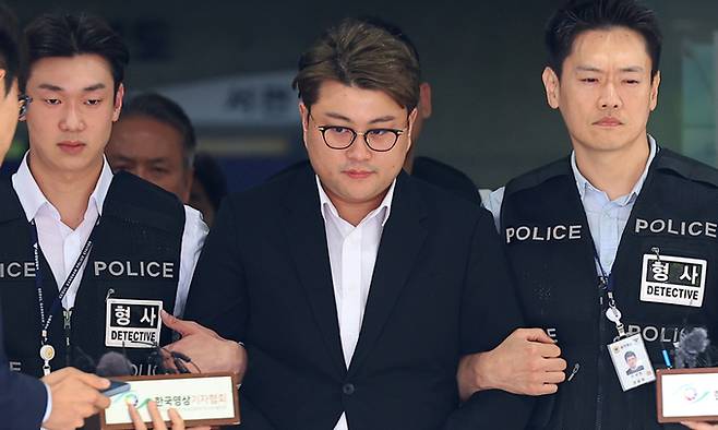 음주 뺑소니 혐의를 받는 가수 김호중이 24일 구속 전 피의자 심문(영장실질심사)을 마친 뒤 서울 서초구 서울중앙지법을 나와 호송차로 향하고 있다. 연합뉴스 