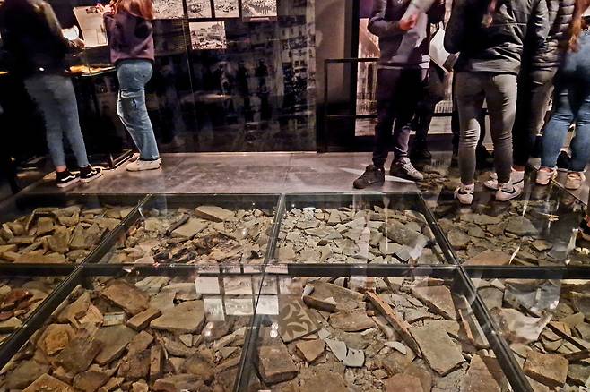 게르니카 평화박물관 바닥에는 폭격의 잔해가 전시돼 있다. ⓒ김진경 제공