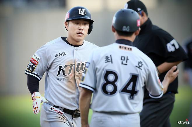 KT 위즈 신본기가 경기 중 홈런을 친 뒤 베이스를 돌고 있다. KT 위즈 제공