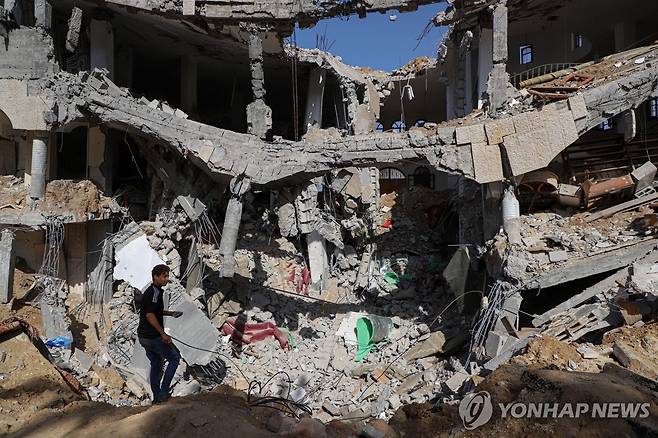 이스라엘 공습으로 무너진 가자지구 건물 [신화=연합뉴스 자료사진]