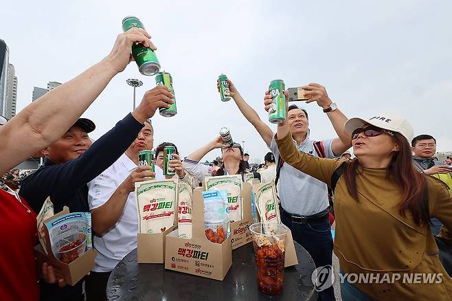 건배하는 외국인 관광객들 (인천=연합뉴스) 임순석 기자 = 25일 오후 인천 중구 인천항 상상플랫폼 야외광장에서 열린 '제2회 1883 인천맥강파티'에서 외국인 관광객들이 닭강정과 맥주를 즐기고 있다.
     2024.5.25 soonseok02@yna.co.kr