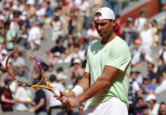 라파엘 나달이 25일(현지시간) 프랑스 오픈 개막에 앞서 코트에 나와 몸을 풀고 있다. (사진=AFPBBNews)