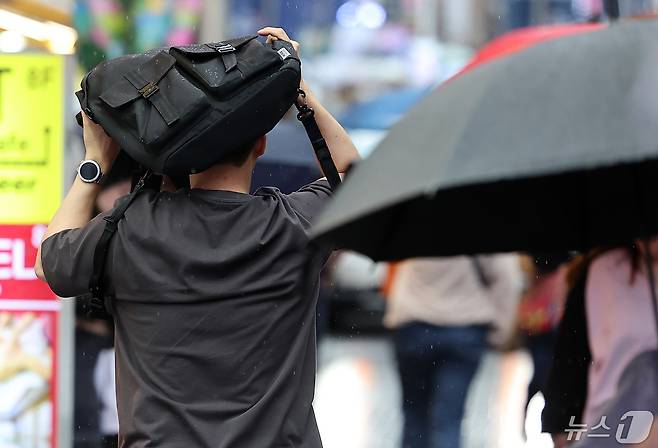 수도권 지역에 비가 내리는 15일 오후 서울 중구 명동거리에서 한 시민이 가방으로 머리를 가린 채 발걸음을 옮기고 있다. (자료사진)  2024.5.15/뉴스1 ⓒ News1 김진환 기자