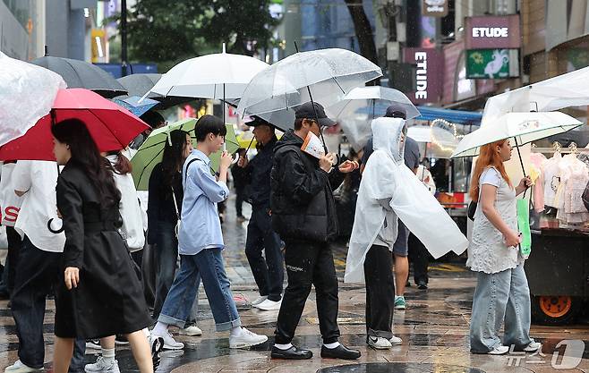 우산을 쓴 시민들이 발걸음을 옮기고 있다./뉴스1 ⓒ News1 김진환 기자