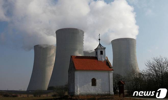 2011년 3월15일 촬영한 체코 두코바니 원자력발전소와 예배당의 모습. 수도 프라하에서 동쪽으로 200㎞가량 떨어져 있다.  ⓒ 로이터=뉴스1 ⓒ News1 DB