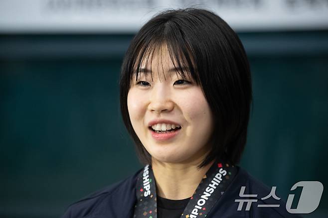 허미미가 26일 아랍에미리트(UAE) 아부다비에서 열린 2024 국제유도연맹(IJF) 세계선수권대회를 마친 후 인천국제공항 제1여객터미널을 통해 귀국해 취재진과 인터뷰하고 있다. 유도대표팀은 이번 대회에서 개인전 금메달 2개, 동메달 3개를 획득했다. 김민종(양평군청)이 남자 100㎏ 이상급에서 39년 만에 금메달을, 여자 57㎏급에 나선 허미미(경북체육회)는 한국 여자 선수로서 29년 만에 세계선수권대회 금메달을 목에 걸었다. 이들 외에도 남자 81㎏급 이준환(용인대), 60㎏급 이하림(한국마사회), 여자 78㎏ 이상급 김하윤(안산시청)이 각각 동메달을 따냈다. 2024.5.26/뉴스1 ⓒ News1 유승관 기자