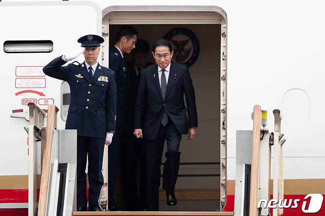 기시다 후미오(岸田文雄) 일본 총리가 7일 경기 성남시 서울공항에 도착해 트랩을 내려오고 있다. 기시다 총리는 도착 직후 국립현충원을 방문한 뒤 용산 대통령실에서 윤석열 대통령과 한일 정상회담에 임할 계획이다. 일본 총리가 양자 정상회담을 위해 우리나라를 찾는 건 지난 2011년 10월 노다 요시히코(野田佳彦) 당시 총리 이후 이번이 12년 만이다. 2023.5.7/뉴스1 ⓒ News1 유승관 기자