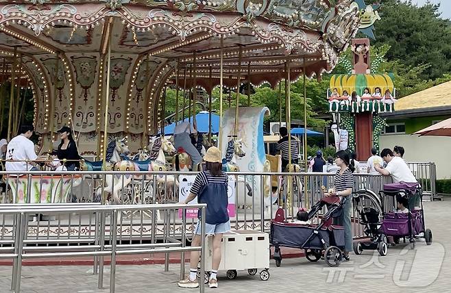 26일 대전 중구 오월드에 방문한 시민들이 회전목마 놀이기구 앞에 서 있는 모습. (오월드 제공)/뉴스1