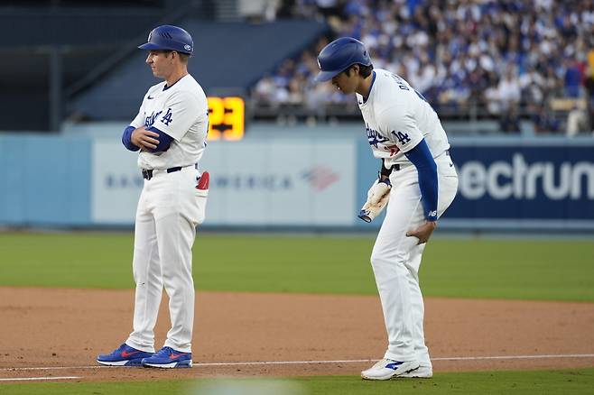 LA 다저스 오타니 쇼헤이가 지난 17일(한국시각) 신시내티전에서 1회말 견제구에 맞은 왼쪽 허벅지를 매만지고 있다. AP연합뉴스