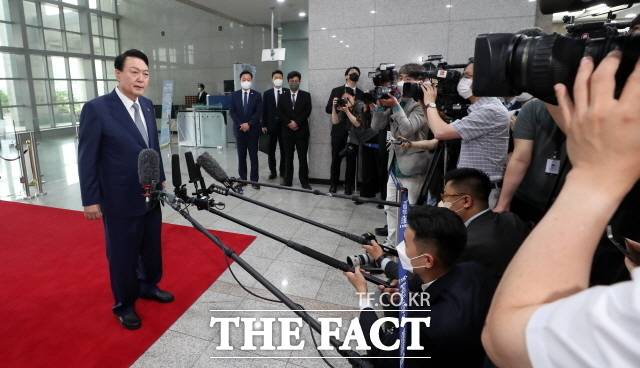 윤석열 대통령은 지난 24일 출입 기자단과 만찬을 갖고 "조언과 비판도 많이 듣고 국정을 운영하겠다"고 약속했다. 변화하는 모습을 기대해 본다. 2022년 6월 24일 서울 용산 대통령실 청사에서 도어스테핑하는 모습. /대통령실 제공