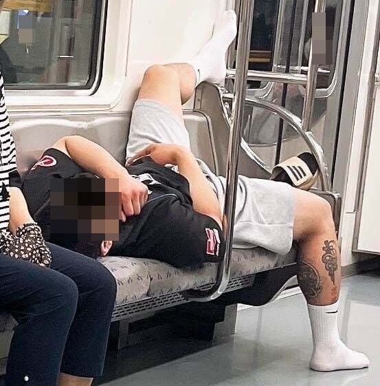 한 남성이 지하철 자리 여러 칸을 차지하고 누워있는 모습. /온라인 커뮤니티