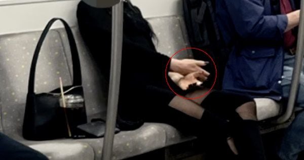 한 여성이 지하철에서 매니큐어를 바르고 있는 모습. /JTBC '사건반장'