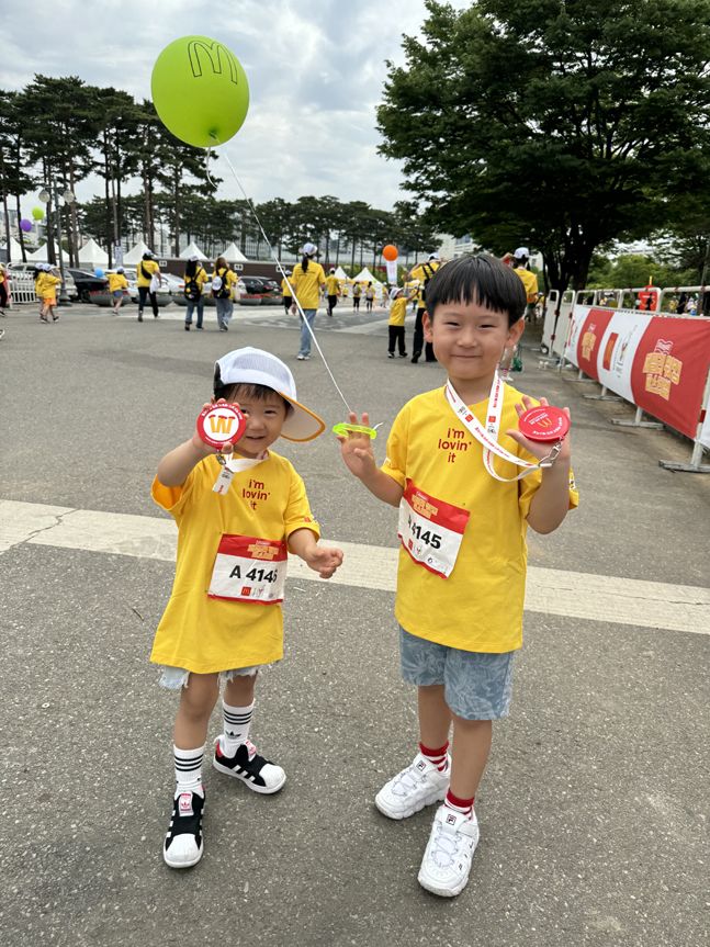 4km 걷기 코스를 완주하고 메달을 받은 어린이 참가자들.ⓒ데일리안 최승근기자