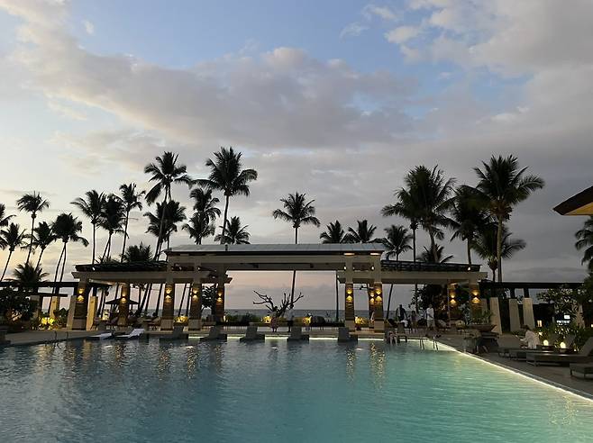 포포인츠 바이 쉐라톤 팔라완의 모습. 수영장 뒤편으로 야자수와 사방 해변이 바로 펼쳐진다. 이혜원 동아닷컴 기자 hyewon@donga.com