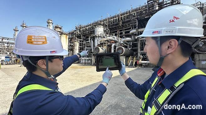 SK이노베이션 울산CLX 직원들이 AR 장치를 활용해 비계 물량을 산정하고 있다.
