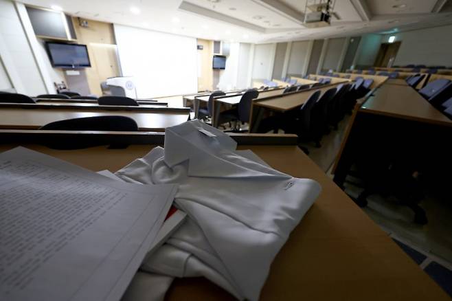 지난 22일 서울의 한 의대 강의실이 학생들의 수업 거부로 의사 가운만 덩그러니 놓여있다. 연합뉴스 제공.
