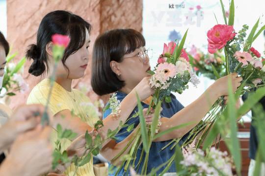 서울 종로구의 플라워카페 '테라스 꾸까'에서 KT 멤버십 Y포차 프로모션 플라워 클래스에 참여한 KT 청년 이용자들이 꽃다발을 만들고 있다. KT 제공