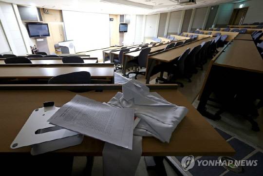 서울의 한 대학교 의과대학 강의실에 의사 가운이 덩그러니 놓여 있다.<사진: 연합뉴스>