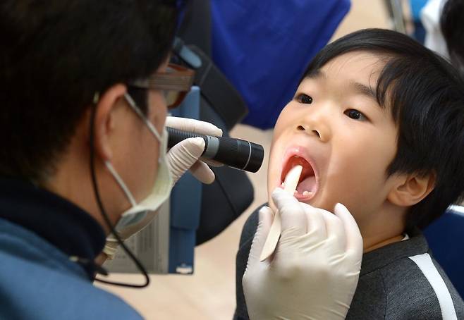 서울 서초구청 대강당에서 취학아동 무료건강검진에서 한 어린이가 구강검진을 하고 있다. 뉴시스
