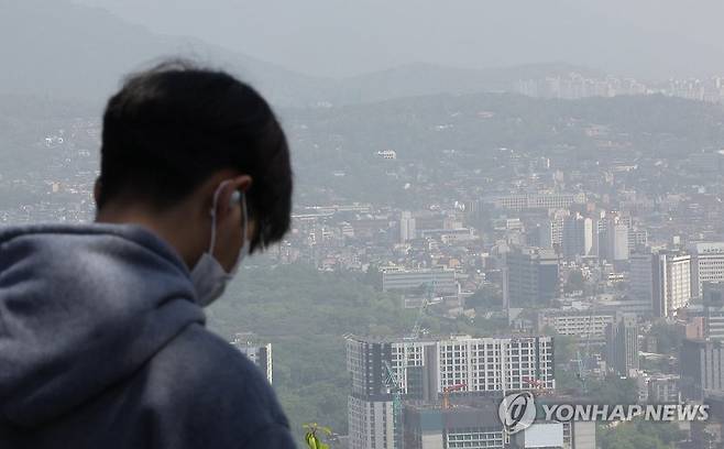 미세먼지 농도가 '나쁨' 수준을 보인 12일 오전 서울 중구 남산에서 바라본 도심이 뿌옇다. 사진=연합뉴스