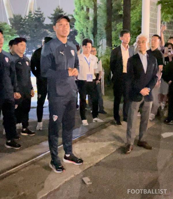 염기훈 전 수원삼성 감독(왼쪽)과 박경훈 수원삼성 단장. 김희준 기자