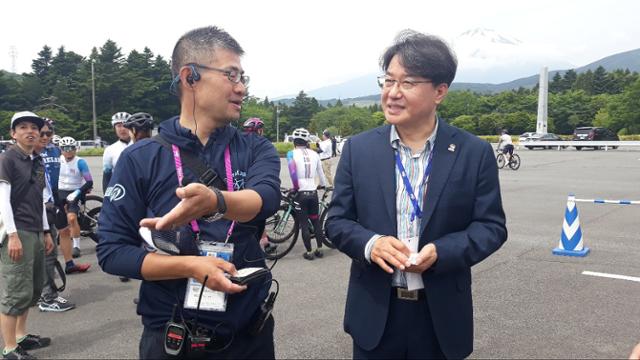 지난 24일 이정곤(오른쪽)경남도 문화체육국장이 '투어 오브 재팬 2024’ 를 주관한 일본자전거보급협회 무라야마고로 차장으로 부터 대회운영에 대한 설명을 듣고 있다. 경남도 제공