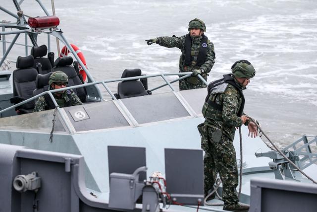 대만군 병사들이 24일 중국 본토와 가까운 진먼섬 랴오뤄 항구에서 정기 군사훈련을 하고 있다. 중국은 라이칭더 대만 총통 취임 사흘 만인 23일부터 이틀간 '대만 포위' 훈련을 실시했다. 진먼=AFP 연합뉴스