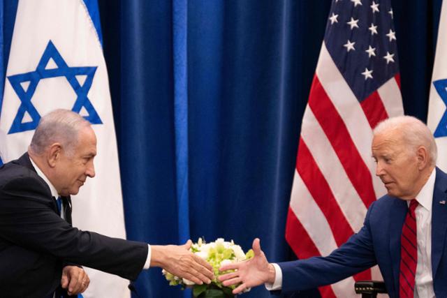 조 바이든(오른쪽) 미국 대통령이 지난해 9월 20일 미국 뉴욕에서 열린 제78차 유엔총회에서 베냐민 네타냐후 이스라엘 총리와 악수하고 있다. 뉴욕=AFP 연합뉴스