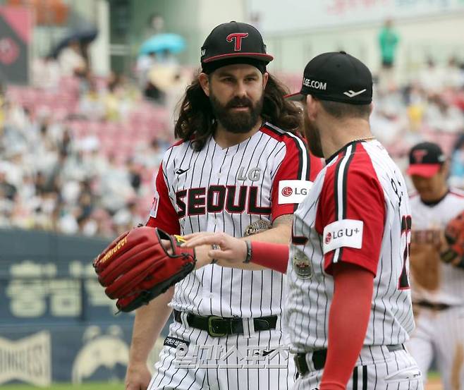 26일 오후 서울 잠실야구장에서 열린 프로야구 NC와 LG 경기. LG 선발 켈리가 3회를 막고 들어오며 오스틴과 얘기 하고있다. 잠실=정시종 기자 capa@edaily.co.kr /2024.05.26.