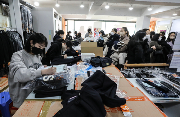 지난해 2월 새학기를 앞둔 가운데 서울 시내의 교복점에서 신입생들과 학부모들이 교복을 살펴보고 있다. [사진=뉴시스]