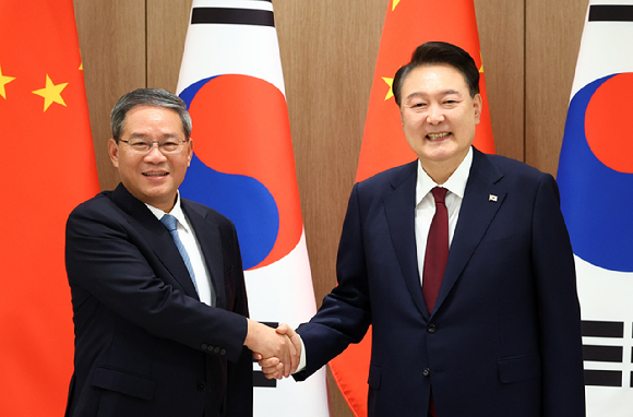 윤석열 대통령이 26일 서울 용산 대통령실 청사에서 리창 중국 국무원 총리와 회담에 앞서 악수하고 있다. [사진=뉴시스]