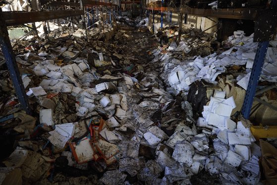 지난 23일(현지시간) 러시아의 공격에 파괴된 하르키우의 인쇄 공장에서 불타버린 책들. AP=연합뉴스
