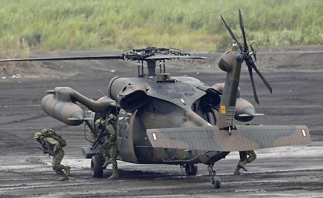 26일 일본 최대의 화력 훈련인 '후지종합화력연습'에 참여한 헬기의 모습. 교도=연합뉴스