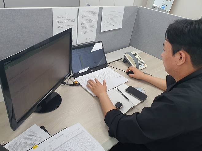 김진우 사원이 지상 공용 기지국 자재 발주를 하고 있다. 윤현주 기자