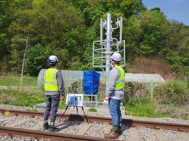 와이어블 직원들이 LTE-R(철도망 통신 구축 인프라 사업) 경원선 현장 점검을 하고 있다. 윤현주 기자