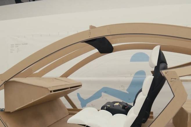 지난 20일 테슬라가 X에 공개한 영상 속 '로보택시'로 추정되는 콘셉트 이미지. 운전석 앞에 핸들이 없다. 일론 머스크 CEO는 오는 8월 로보택시를 공개하겠다고 밝힌 바 있다. /테슬라