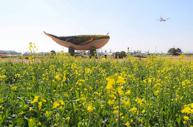 인천공항 하늘공원에 설치된 초대형 꽃등고래 조형물. 인천국제공항공사 제공