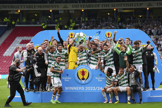 Celtic celebrate with the trophy after the Scottish Cup final between against Rangers at Hampden Park in Glasgow, Scotland on Saturday. [AP/YONHAP]