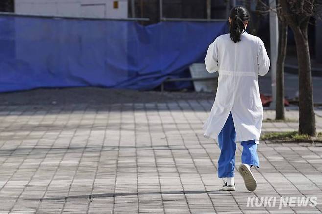 3월26일 서울 시내 한 대학병원에서 의료진이 이동하고 있다. 쿠키뉴스 자료사진