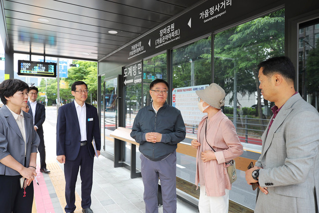 25일 홍남표 창원시장(가운데)이 원이대로 S-BRT 임시 개통 현장에서 시민 불편과 건의 사항을 청취하고 있다. 창원시 제공