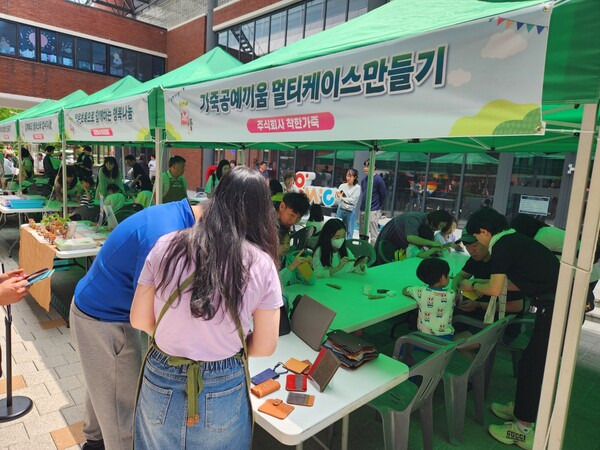 지난 25일 경남사회적경제혁신타운 중앙광장에서 창원 지역 사회적기업, 협동조합, 마을기업, 자활기업 등이 참여한 '다가치 놀장' 체험장에서 참여자들이 카드 지갑 만들기 체험을 하고 있다./우귀화 기자